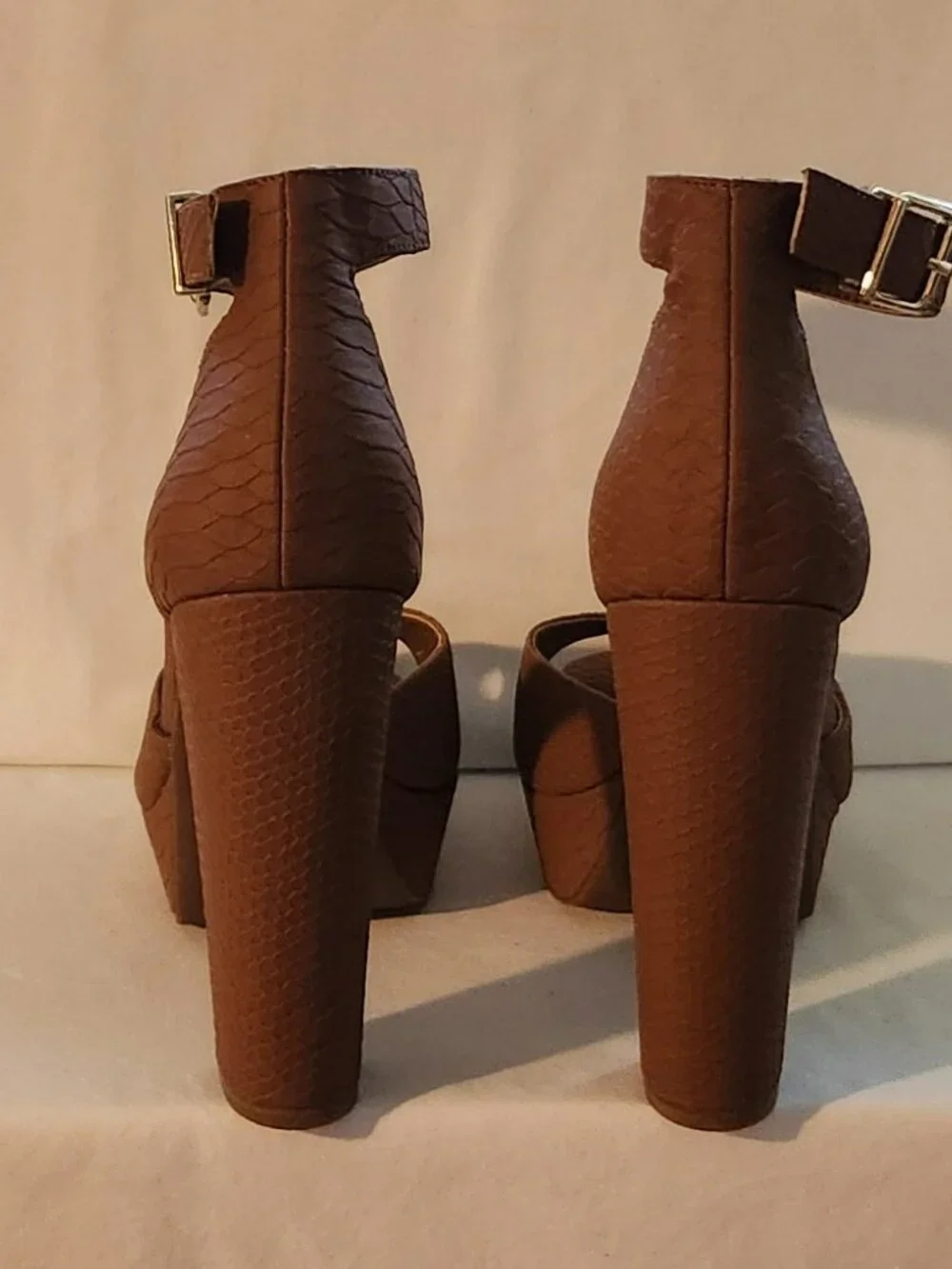 Jessica Simpson platform sandals sz 9 M faux alligator taupe GUC**